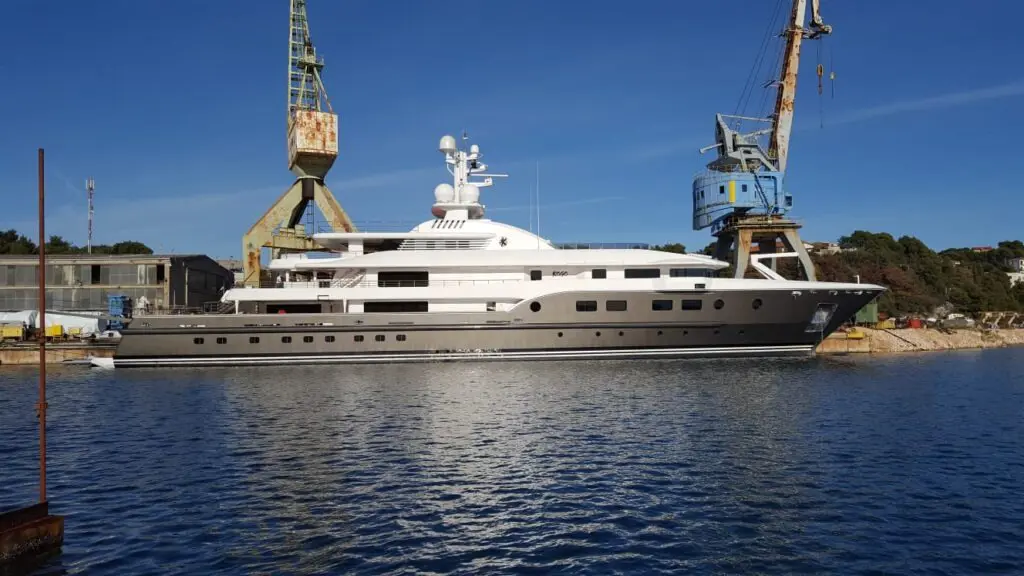 Yacht refinishing, painting and surface preparation in the Meštri od Broda workshop 2