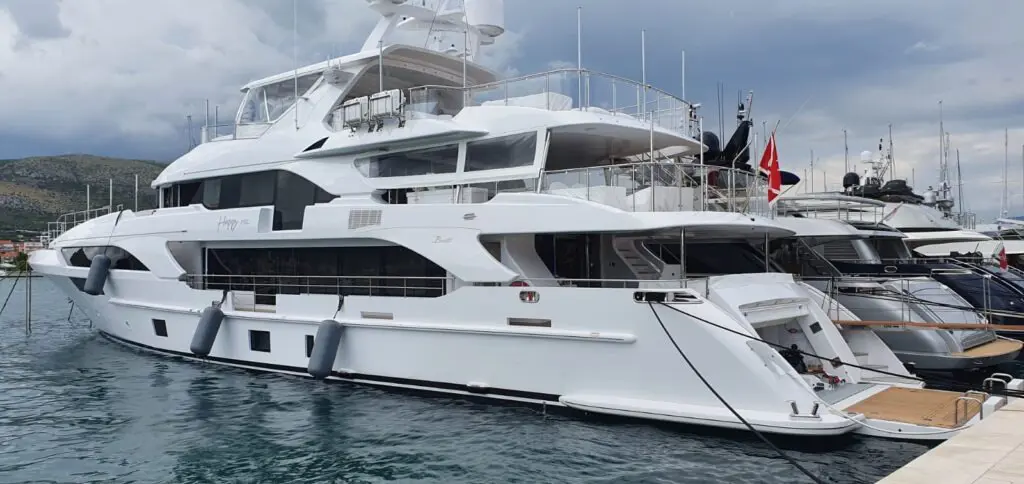 Yacht refinishing, painting and surface preparation in the Meštri od Broda workshop 4