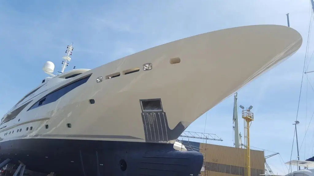 Yacht refinishing, painting and surface preparation in the Meštri od Broda workshop 5