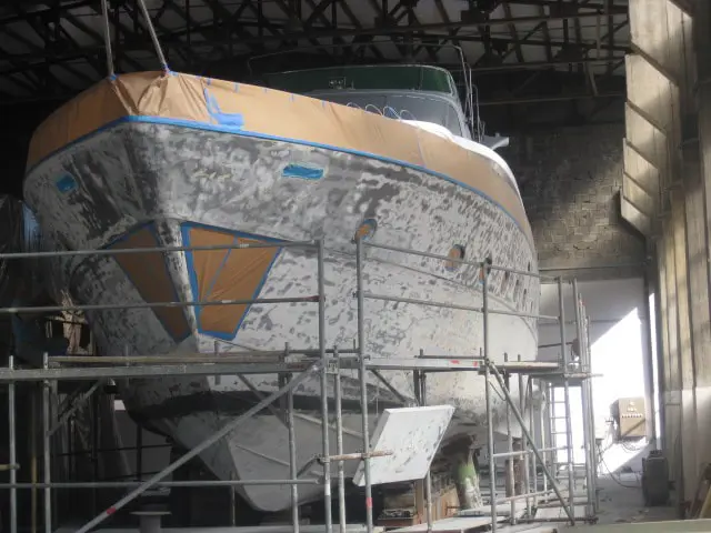 Yacht refinishing, painting and surface preparation in the Meštri od Broda workshop 7