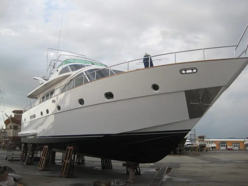 Yacht refinishing, painting and surface preparation in the Meštri od Broda workshop 10