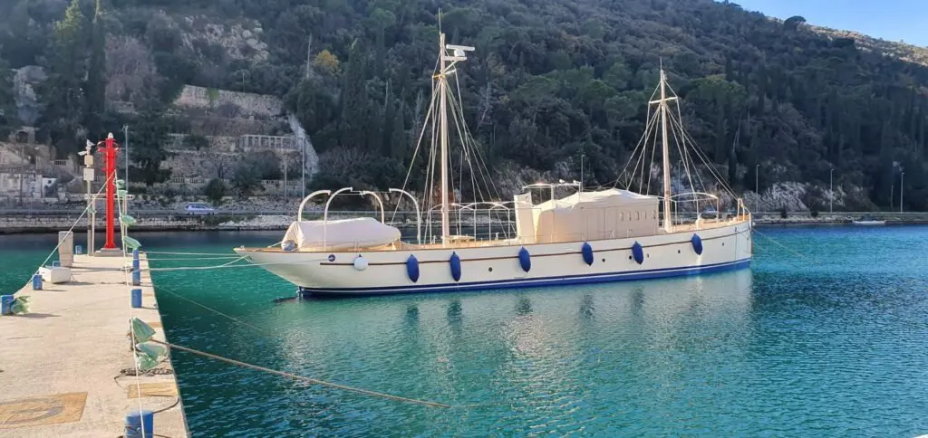 Yacht refinishing, painting and surface preparation in the Meštri od Broda workshop 15