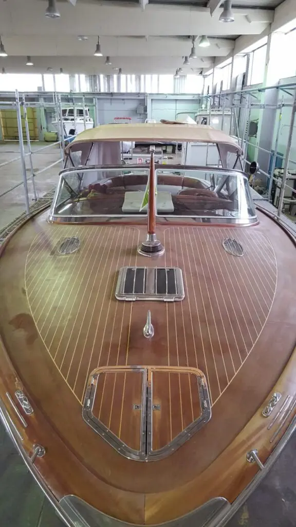 Yacht refinishing, painting and surface preparation in the Meštri od Broda workshop 11