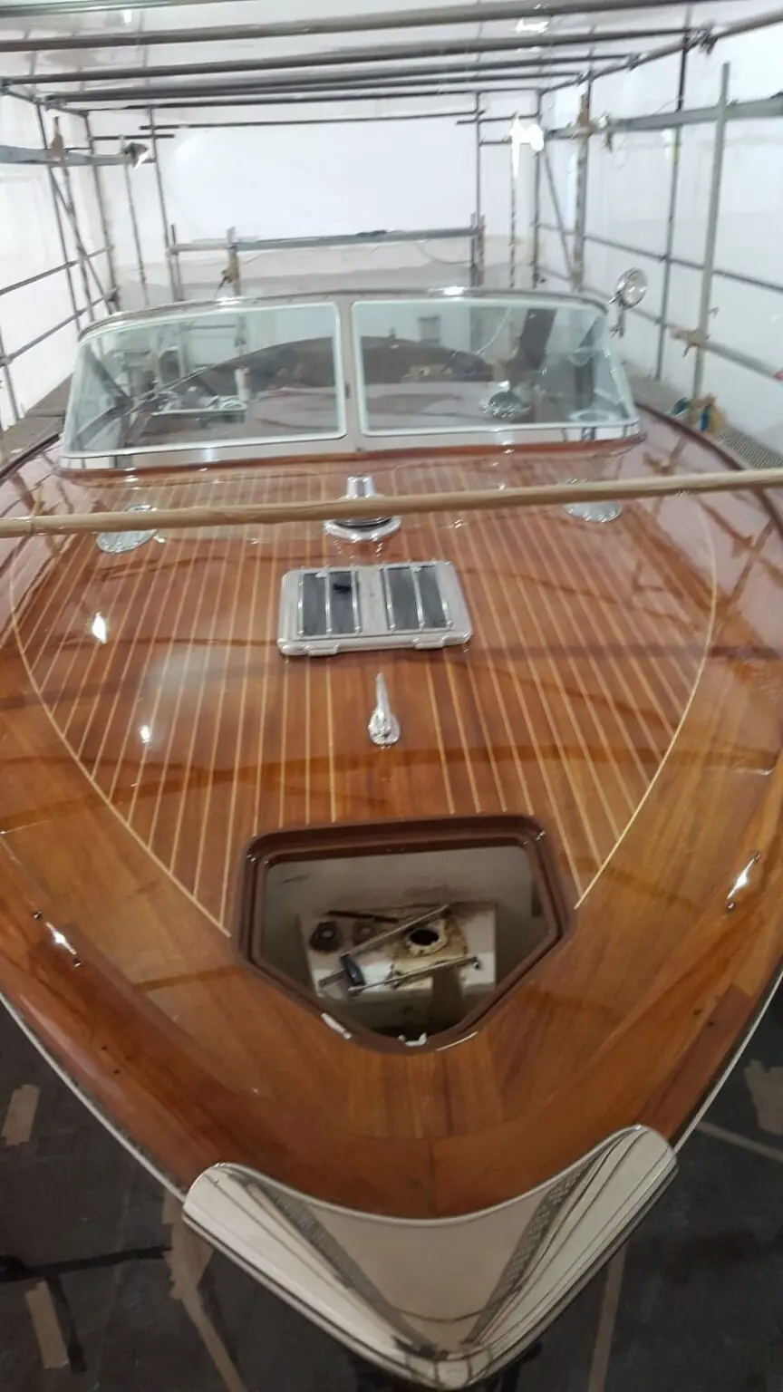 Yacht refinishing, painting and surface preparation in the Meštri od Broda workshop 12